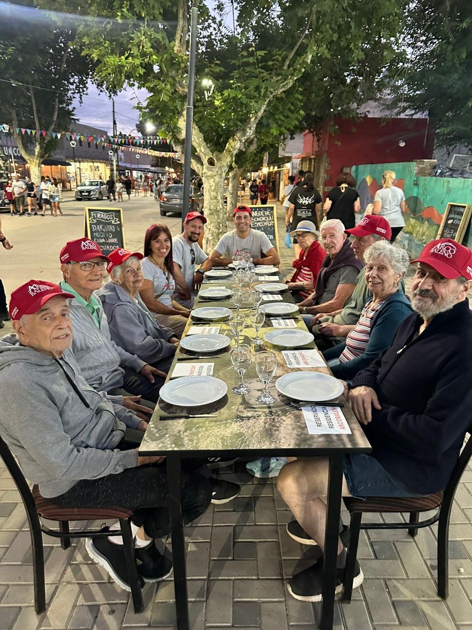 Cena grupal al aire libre