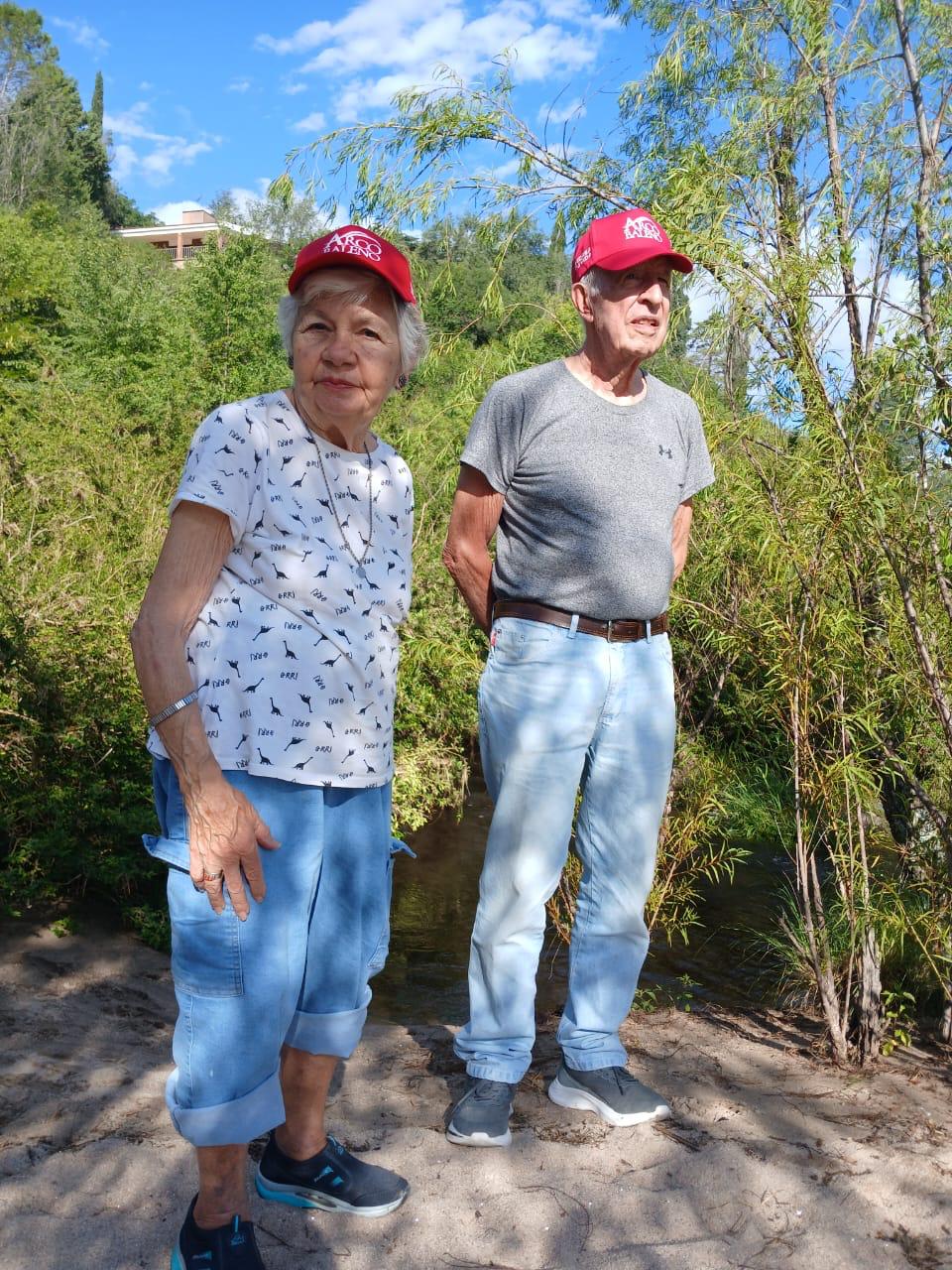 Residentes de ArcoBaleno paseando junto al río
